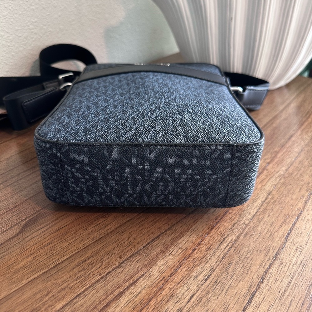 NWOT - Michael Kors Cooper Signature Logo Flight Bag - See Video! - Picture 10 of 13